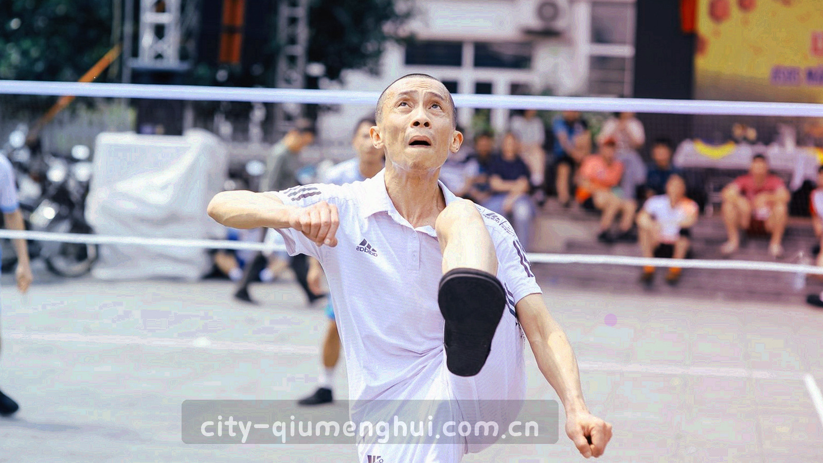 夜色中的陕西地标剪影与现代天际线，抽象处理，无文字招牌